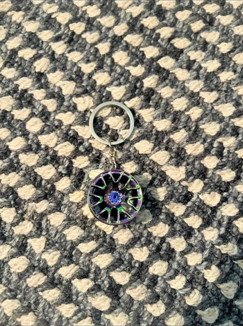 Multicolor Round Car Rim Pendant Keychain - Picture 2 of 3